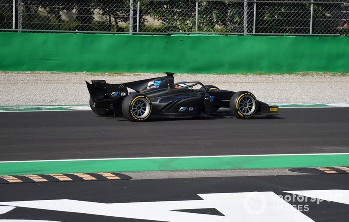 Jean Alesi testa i nuovi pneumatici della Pirelli da 18 inch per la prossima stagione in F2