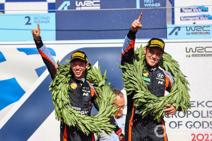 Podio: Thierry Neuville, Martijn Wydaeghe, Hyundai World Rally Team Hyundai i20 N Rally1