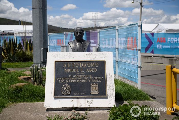 Placa conmemorativa del Autódromo Miguel E. Abed