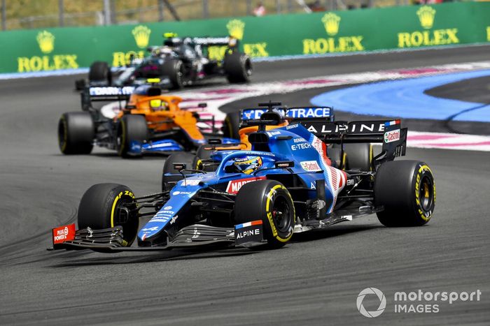 Fernando Alonso, Alpine A521, Daniel Ricciardo, McLaren MCL35M, y Lando Norris, McLaren MCL35M