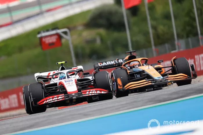 Daniel Ricciardo, McLaren MCL36, lucha con Mick Schumacher, Haas VF-22