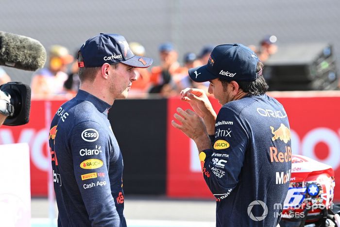 Max Verstappen, Red Bull Racing, Sergio Pérez, Red Bull Racing, charla en la parrilla tras la clasificación
