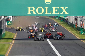 Valtteri Bottas, Mercedes AMG W10, devant Lewis Hamilton, Mercedes AMG F1 W10, Sebastian Vettel, Ferrari SF90, Charles Leclerc, Ferrari SF90, Max Verstappen, Red Bull Racing RB15, et le reste du peloton alors que Daniel Ricciardo, Renault F1 Team R.S.19, casse son aileron avant