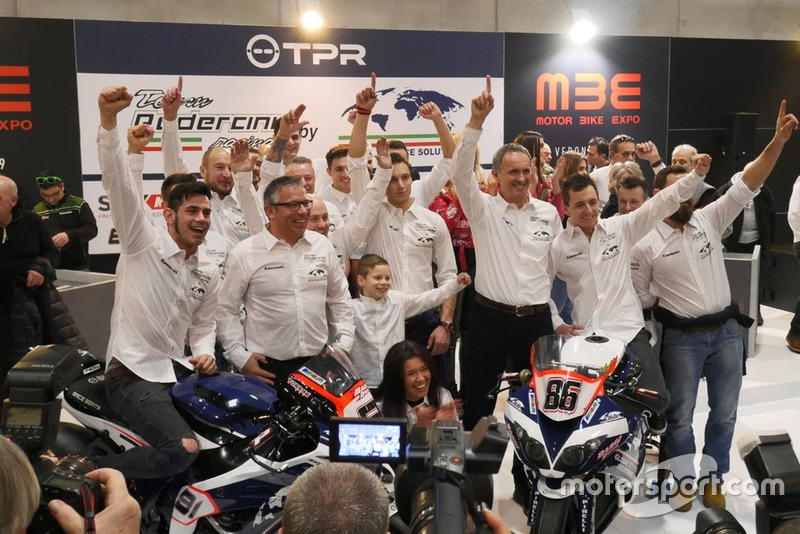 Ayrton Badovini, Jordi Torres, con i membri del team Pedercini Racing