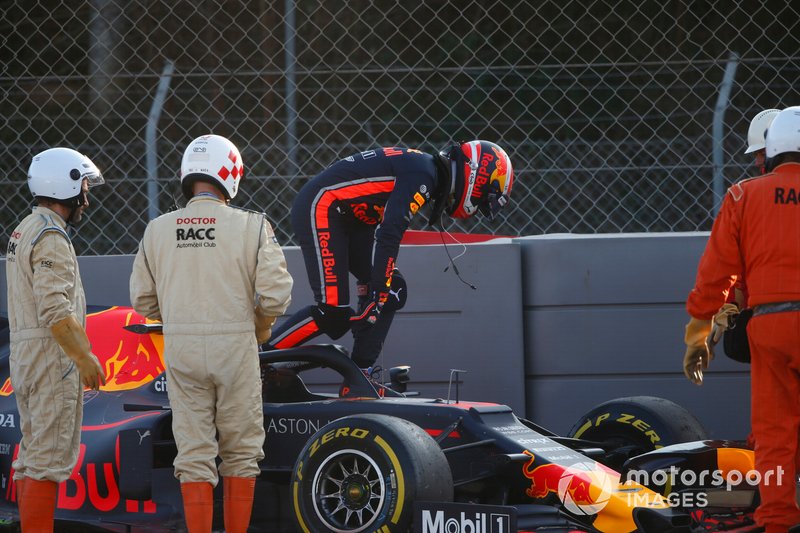 Pierre Gasly, Red Bull Racing RB15, nella ghiaia dopo un contatto con le barriere