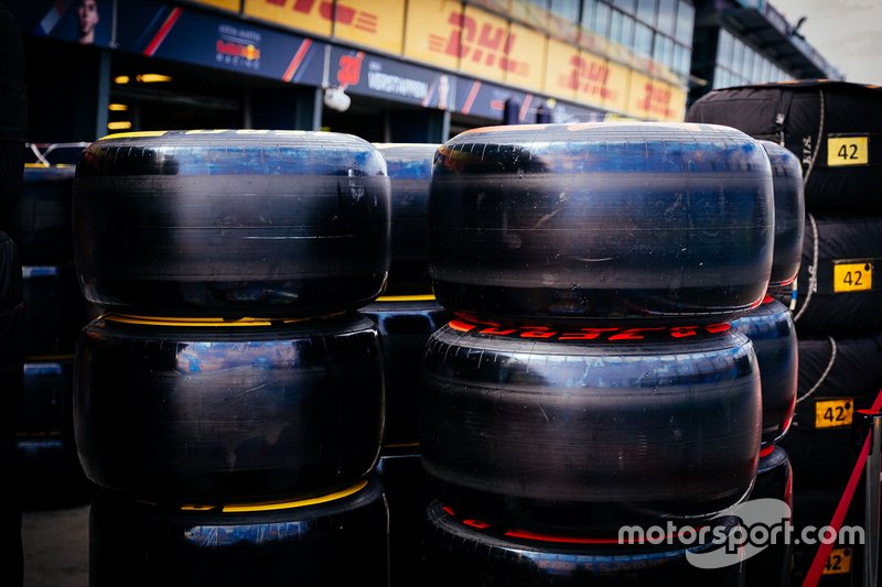 Pneumatici Pirelli con il battistrada lucido