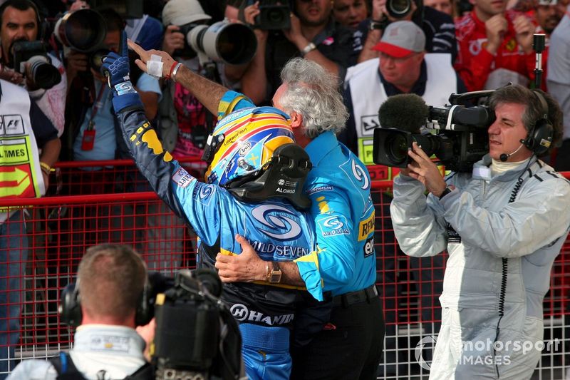 Fernando Alonso, y Flavio Briatore, director de Renault F1, celebran la victoria