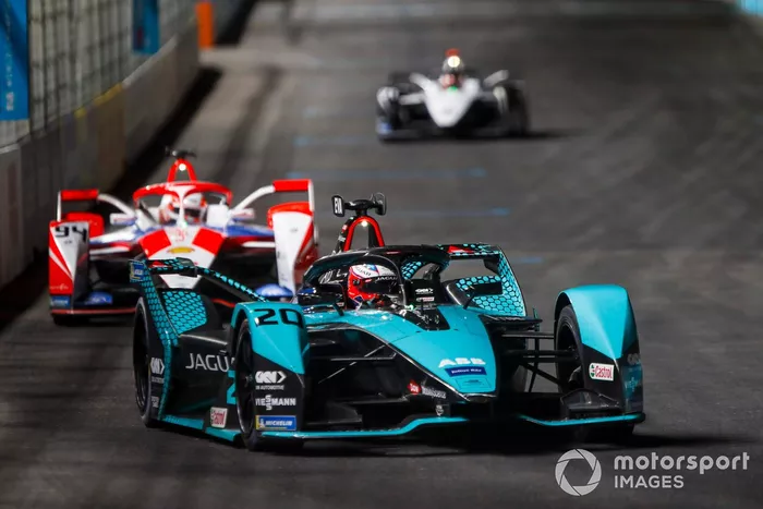 Mitch Evans, Panasonic Jaguar Racing, Jaguar I-Type 5, precede Alex Lynn, Mahindra Racing, M7Electro