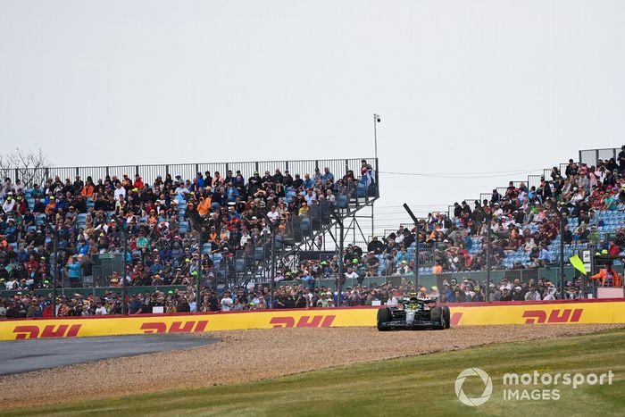 Lewis Hamilton, Mercedes F1 W14, en la grava