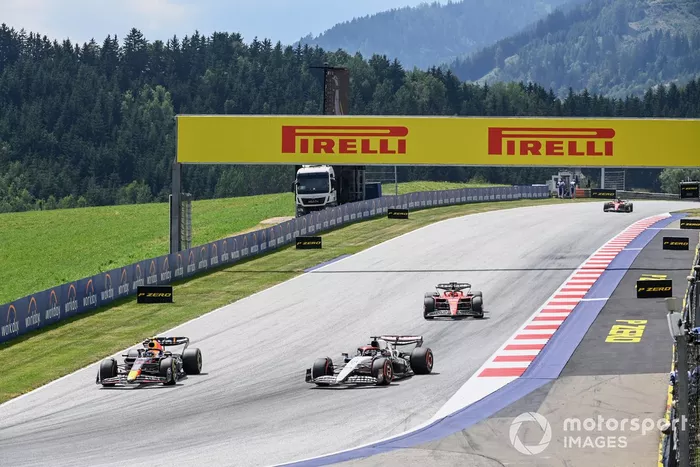 Sergio Pérez, Red Bull Racing RB19, Nyck de Vries, AlphaTauri AT04, Charles Leclerc, Ferrari SF-23