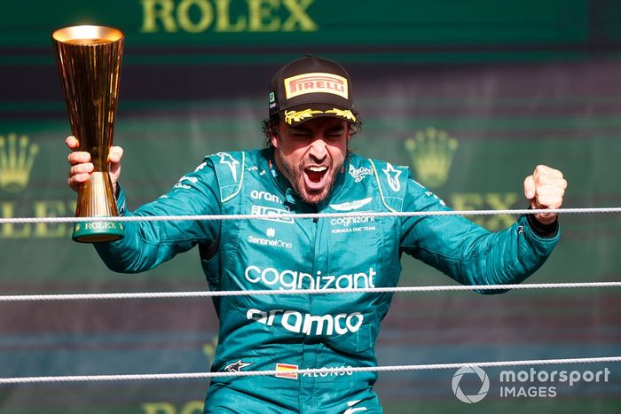 Fernando Alonso, Aston Martin F1 Team, 3ª posición, celebra en el podio
