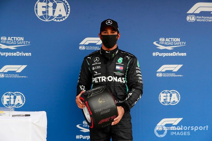 Lewis Hamilton, Mercedes-AMG Petronas F1, celebra la pole position con el Trofeo Pirelli