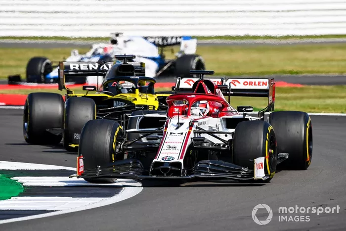 Kimi Raikkonen, Alfa Romeo Racing C39, Daniel Ricciardo, Renault F1 Team R.S.20