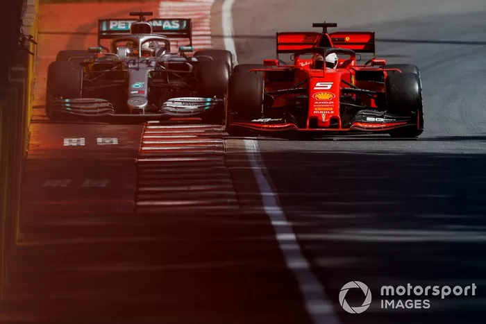 Vettel errou e escapou da pista, no retorno, espremeu Hamilton contra a parede. Esse foi o lance que definiu a prova, pois os comissários entenderam que o movimento foi errado e puniram o alemão em 5 segundos.