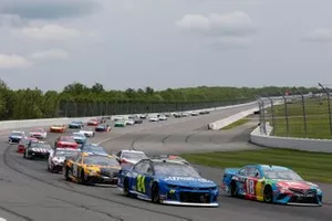 William Byron, Hendrick Motorsports, Chevrolet Camaro Hendrick Autoguard Kyle Busch, Joe Gibbs Racing, Toyota Camry M&M's Hazelnut