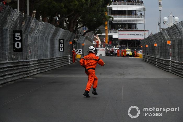 Oficial limpia la pista