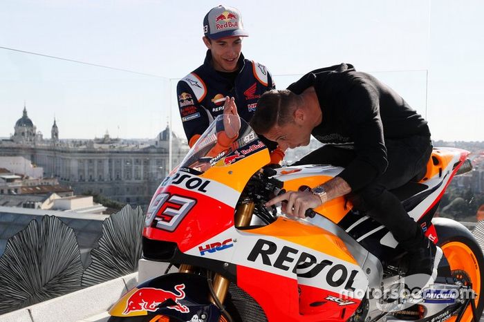 Marc Márquez le enseña su HRC a Joaquín, futbolista del Betis