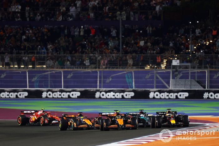 Max Verstappen, Red Bull Racing RB20, Lando Norris, McLaren MCL38, George Russell, Mercedes F1 W15, batalla por el liderato en la salida de la Carrera.