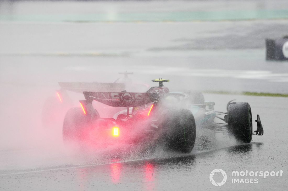 Liam Lawson, RB F1 Team VCARB 01, lucha con Lewis Hamilton, Mercedes F1 W15