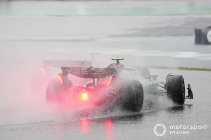 Liam Lawson, RB F1 Team VCARB 01, lucha con Lewis Hamilton, Mercedes F1 W15