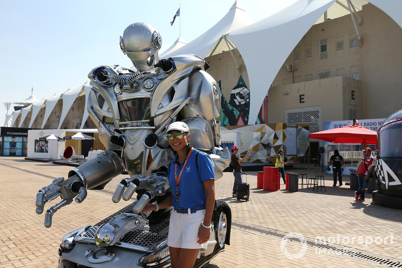 Una tifosa in posa accanto a un robot