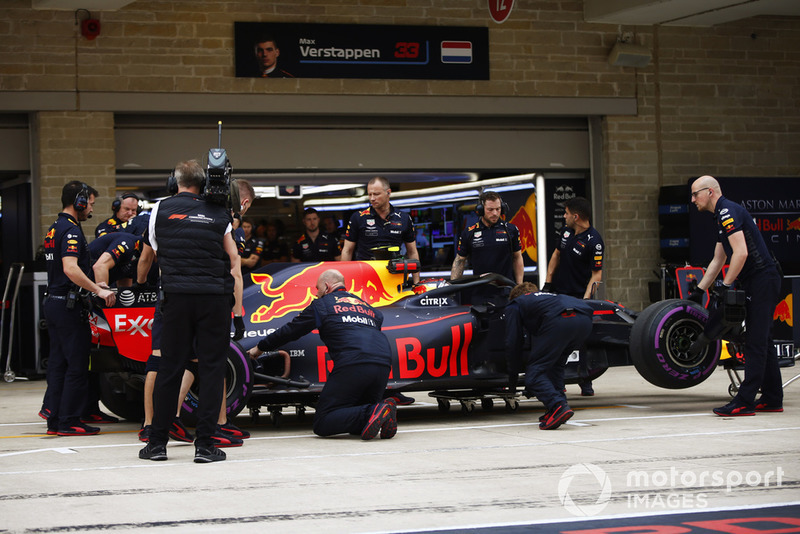 I meccanici ispezionano la monoposto di Max Verstappen, Red Bull Racing RB14, in pit lane, durante le Qualifiche