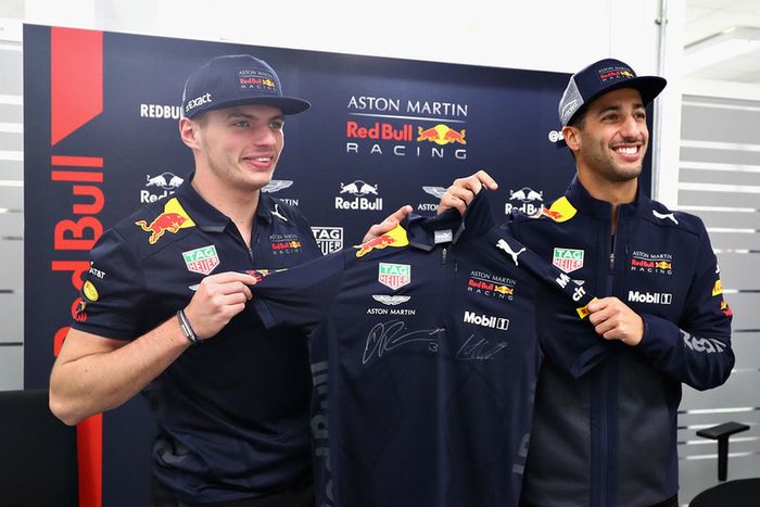 Daniel Ricciardo, Red Bull Racing, y Max Verstappen, Red Bull Racing, posan para una foto