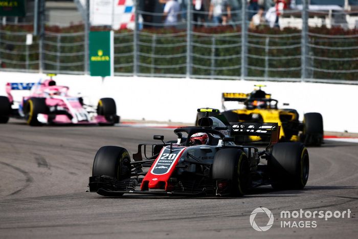 Kevin Magnussen, Haas F1 Team VF-18, Carlos Sainz Jr., Renault Sport F1 Team R.S. 18, y Esteban Ocon, Racing Point Force India VJM11