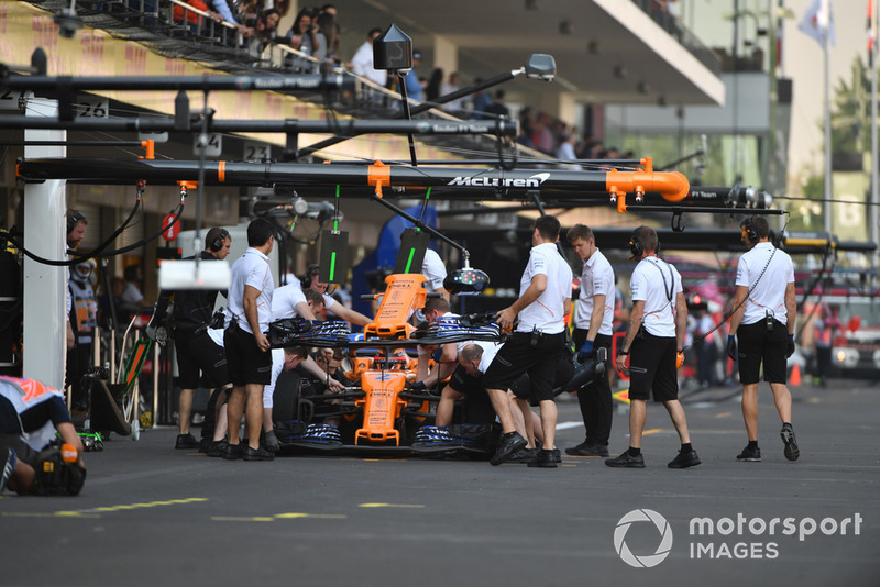 Stoffel Vandoorne, McLaren MCL33, sostituzione dell'ala anteriore