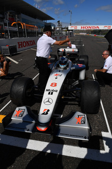 Mika Hakkinen, McLaren MP4-13 at Legends F1 30th Anniversary Lap Demonstration