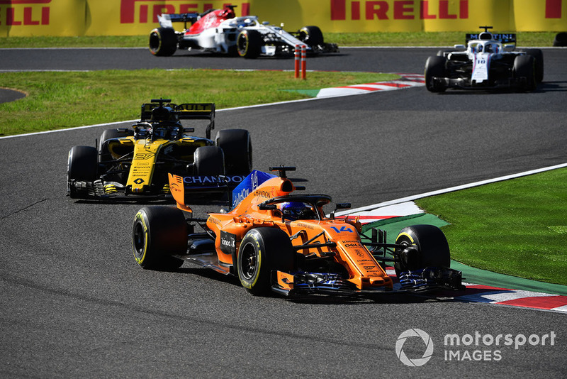 Fernando Alonso, McLaren MCL33 leads Nico Hulkenberg, Renault Sport F1 Team R.S. 18 and Lance Stroll, Williams FW41 