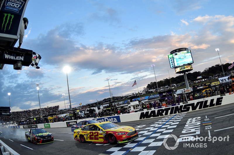 10. NASCAR Cup. Джой Логано и Мартин Труэкс – 0,107 секунды