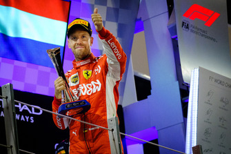 Sebastian Vettel, Ferrari SF71H, met zijn trofee