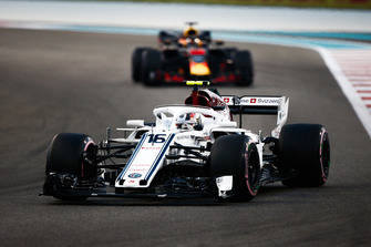 Charles Leclerc, Sauber C37 leads Daniel Ricciardo, Red Bull Racing RB14