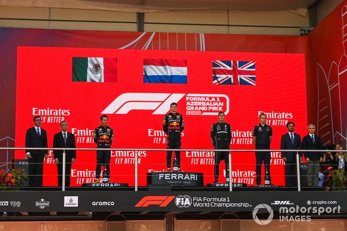 Podio: segundo lugar Sergio Pérez, Red Bull Racing, ganador Max Verstappen, Red Bull Racing, tercer lugar George Russell, Mercedes-AMG  