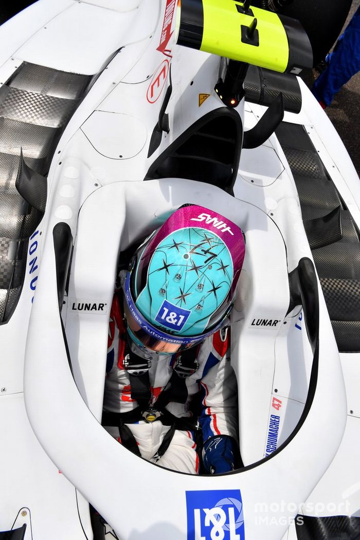 Mick Schumacher, Haas VF-22, en la parrilla