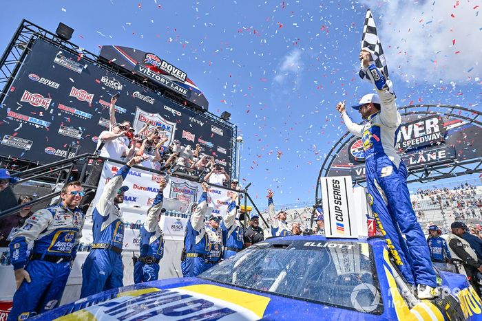 Ganador de la carrera Chase Elliott, Hendrick Motorsports, NAPA Auto Parts Chevrolet Camaro