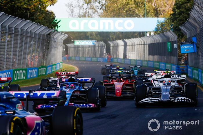 Esteban Ocon, Alpine A522, Fernando Alonso, Alpine A522, Yuki Tsunoda, AlphaTauri AT03, Carlos Sainz Jr., Ferrari F1-75