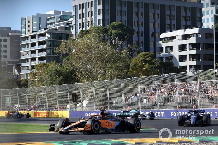 Daniel Ricciardo, McLaren MCL36, Alex Albon, Williams FW44, Esteban Ocon, Alpine A522