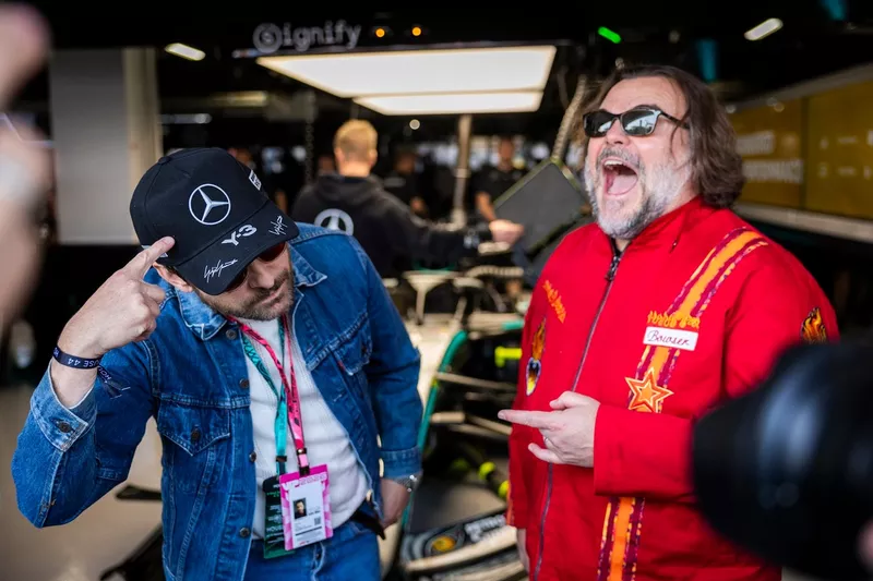Charlie Day et Jack Black visitent les stands de l'écurie Mercedes AMG F1.