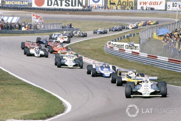 Alan Jones, Williams FW07B-Ford Cosworth,  leads René Arnoux, Renault RE20, Jacques Laffite, Ligier JS11/15-Ford Cosworth, Carlos Reutemann, Williams FW07B-Ford Cosworth, Jean-Pierre Jabouille, Renault RE20, Nelson Piquet, Brabham BT49-Ford Cosworth, Bruno Giacomelli, Alfa Romeo 179B, Gilles Villeneuve, Jody Scheckter, both Ferrari 312T5, Mario Andretti, Lotus 81-Ford Cosworth, John Watson, McLaren M29C-Ford Cosworth, Didier Pironi, Ligier JS11/15-Ford Cosworth, Elio de Angelis, Lotus 81-Ford Cosworth, Riccardo Patrese, Arrows A3-Ford Cosworth, Jean-Pierre Jarier, Tyrrell 010-Ford Cosworth, Eddie Cheever, Osella FA1-Ford Cosworth,  y Nigel Mansell, Lotus 81B-Ford Cosworth