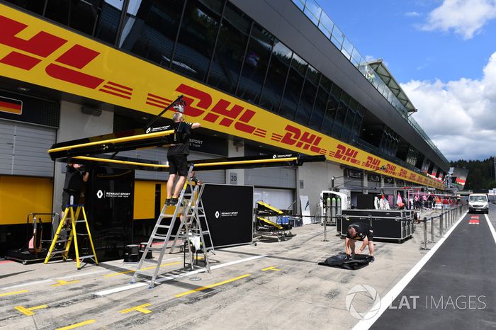 Preparaciones del box del Renault Sport F1 Team