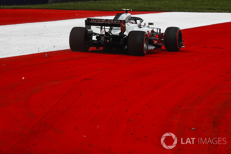 Kevin Magnussen, Haas F1 Team VF-18 runs wide