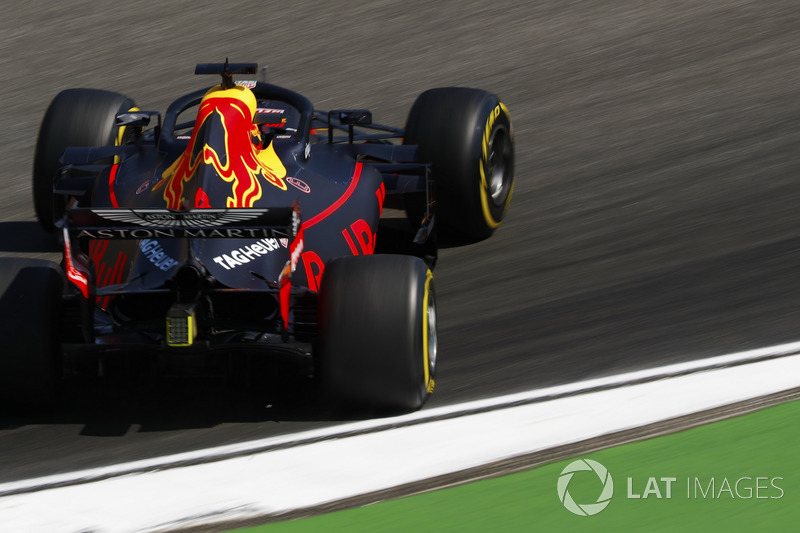 Daniel Ricciardo, Red Bull Racing RB14, has a sideways moment