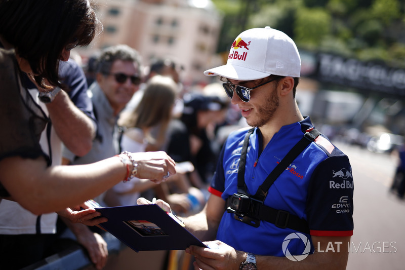 Pierre Gasly, Scuderia Toro Rosso signs autographs for the fans