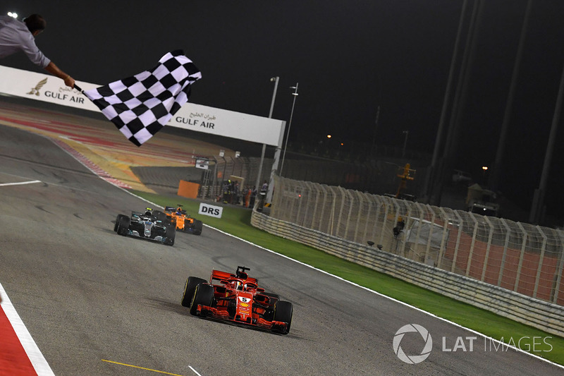 Le vainqueur Sebastian Vettel, Ferrari SF71H, coupe la ligne d'arrivée