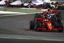 Sebastian Vettel, Ferrari SF71H, Valtteri Bottas, Mercedes AMG F1 W09, et Kimi Raikkonen, Ferrari SF71H