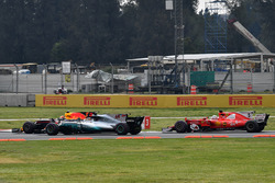 Max Verstappen, Red Bull Racing RB13, Lewis Hamilton, Mercedes-Benz F1 W08 y Sebastian Vettel, Ferr