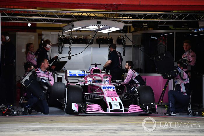 Sergio Pérez, Force India VJM11 en el garaje