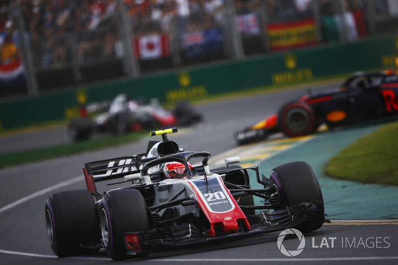 Kevin Magnussen, Haas F1 Team VF-18 Ferrari, et Max Verstappen, Red Bull Racing RB14 Tag Heuer en tête-à-queue